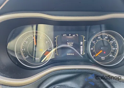 2015 Jeep Cherokee Latitude z USA, uszkodzony, nr VIN 1C4PJMCB8FW734200